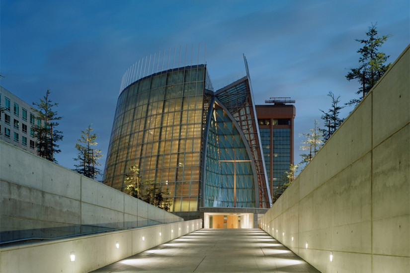 A photo of the Cathedral of Christ the Light in Oakland, designed by SOM with consulting from SM&W